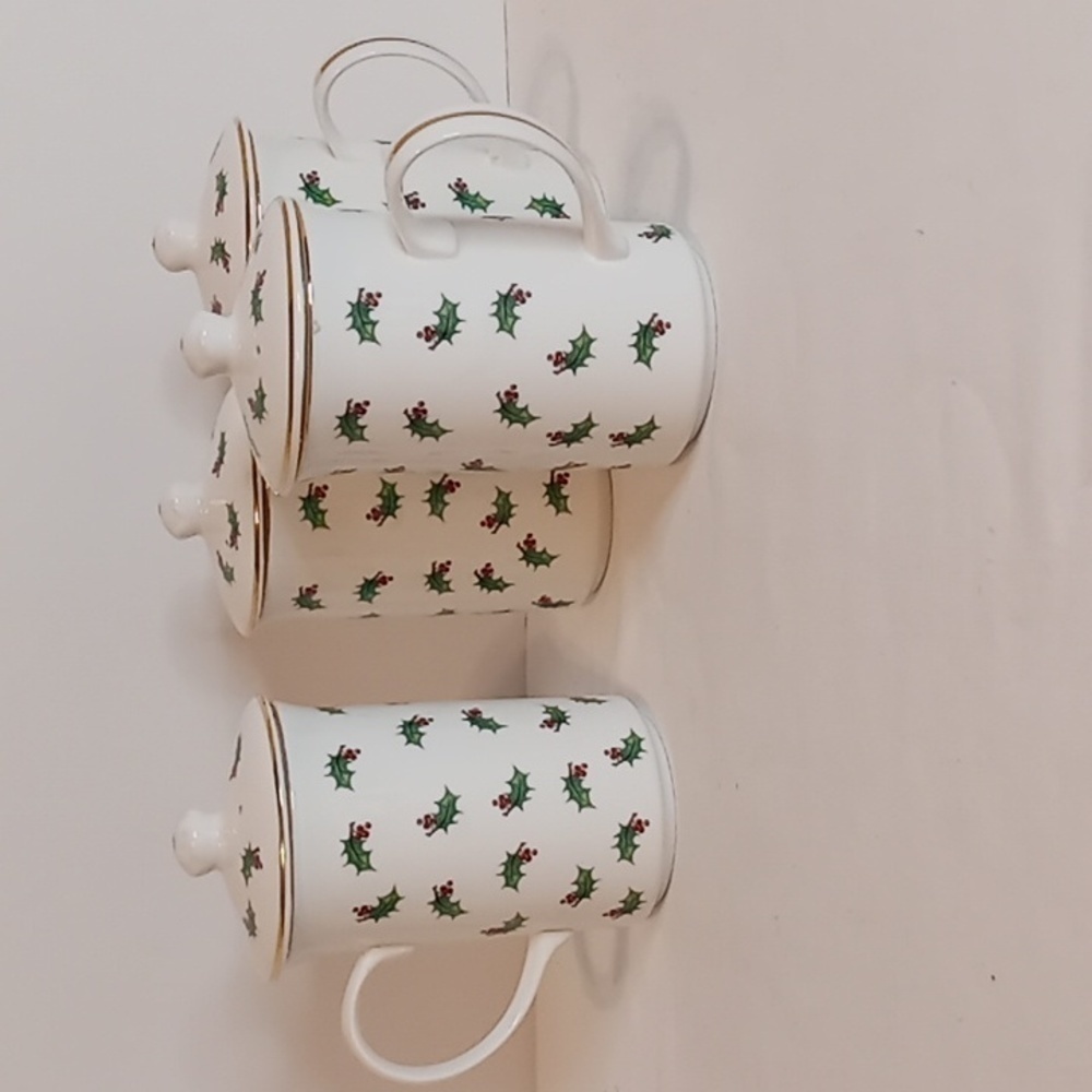 St. George Christmas 4 Piece English Fine China Tea Mugs With Lids